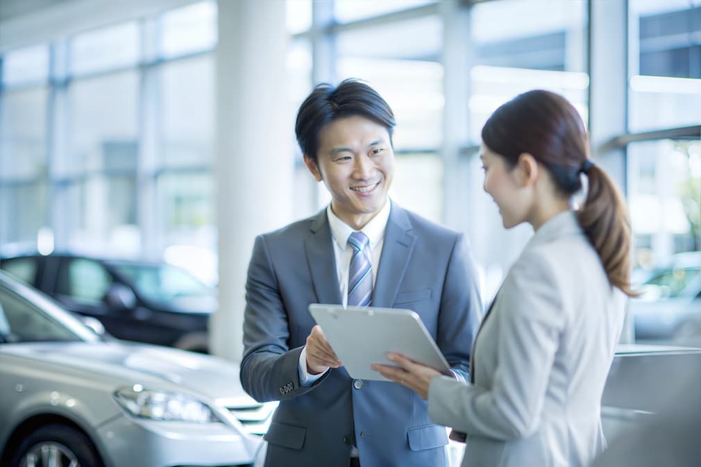 談笑する販売員と客